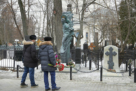 Поклонники творчества Владимира Высоцкого собрались на его могиле на Ваганьковском кладбище г.Москвы почтить память барда в день его 85-летия 25 января 2023г.
