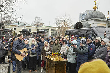 Поклонники творчества Владимира Высоцкого собрались на его могиле на Ваганьковском кладбище г.Москвы почтить память барда в день его 85-летия 25 января 2023г.